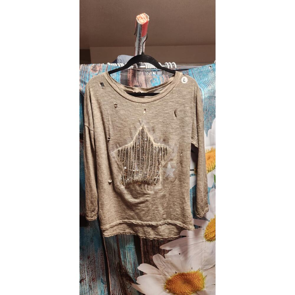 Cute cut / ripped Shirt. Large